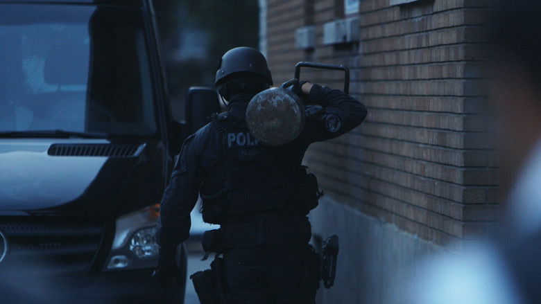 Résistance : la police face au mur photo
