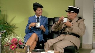警察与女兵 photo